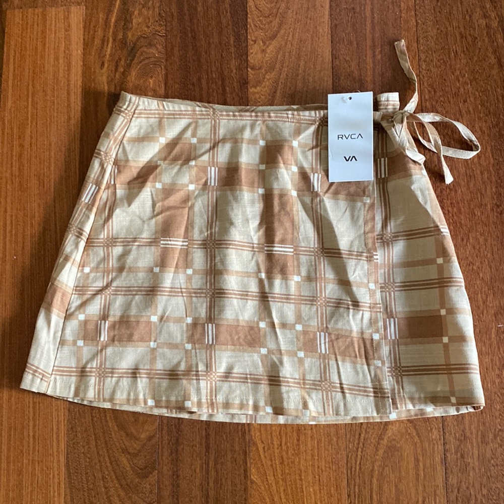 Never worn RVCA mini skirt in funky khaki pattern
